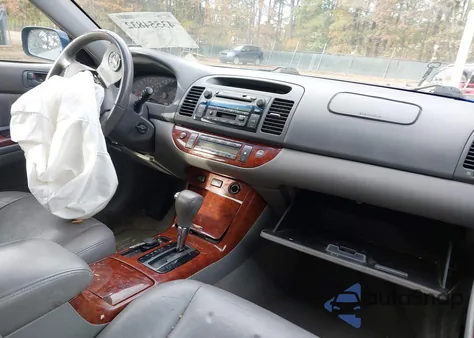 2005 Toyota Camry Xle z USA, uszkodzony, nr VIN 4T1BE30K85U059404